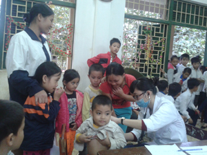 Các y – bác sỹ khám bệnh cho các em học sinh trường tiểu học Do Nhân (huyện Tân Lạc).

